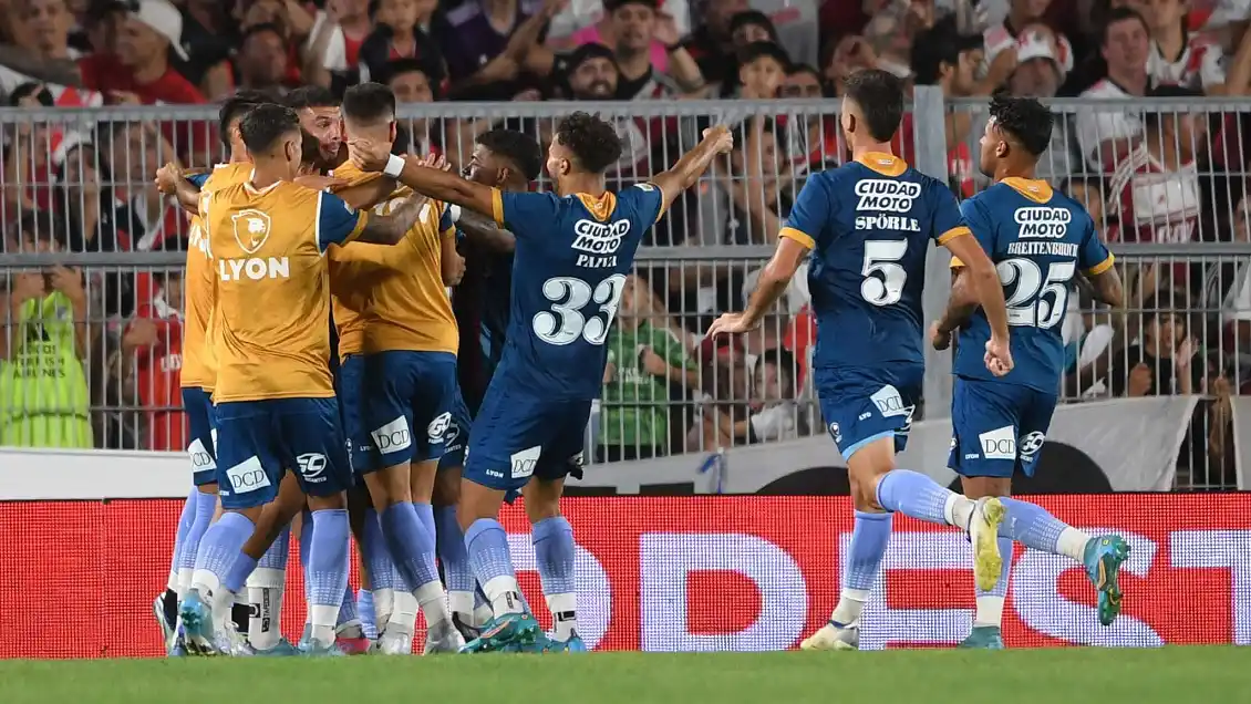 River lo buscó pero perdió ante Arsenal