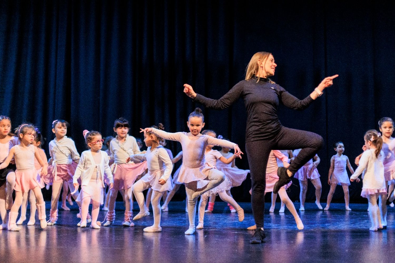 Elisa Zonis festeja sus 45 años de ballet con la presentación de "Encanto"