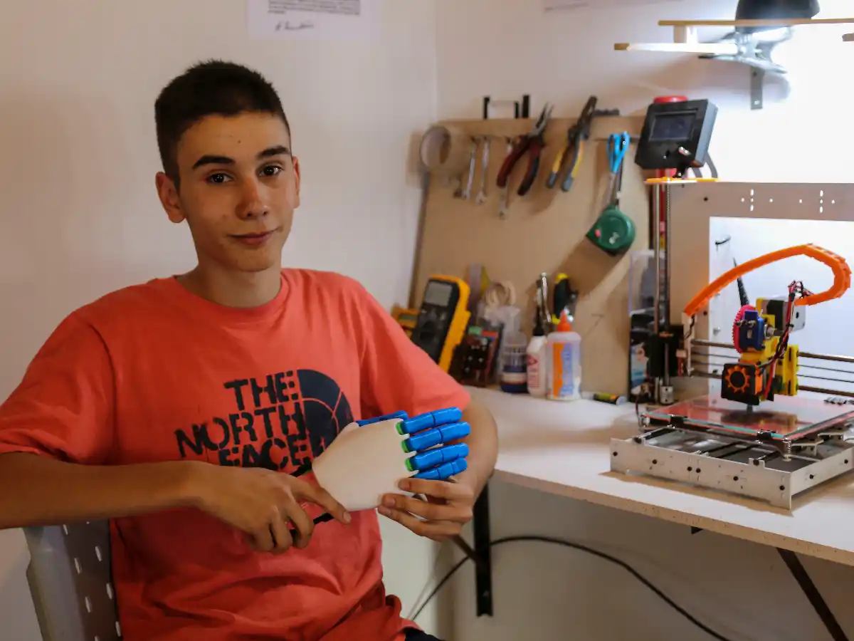 Desarrolla prótesis de manos en impresoras 3D y las ofrece gratis por Internet