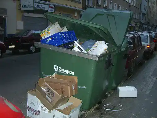 Un niño de 11 años fue hallado durmiendo en un contenedor de basura