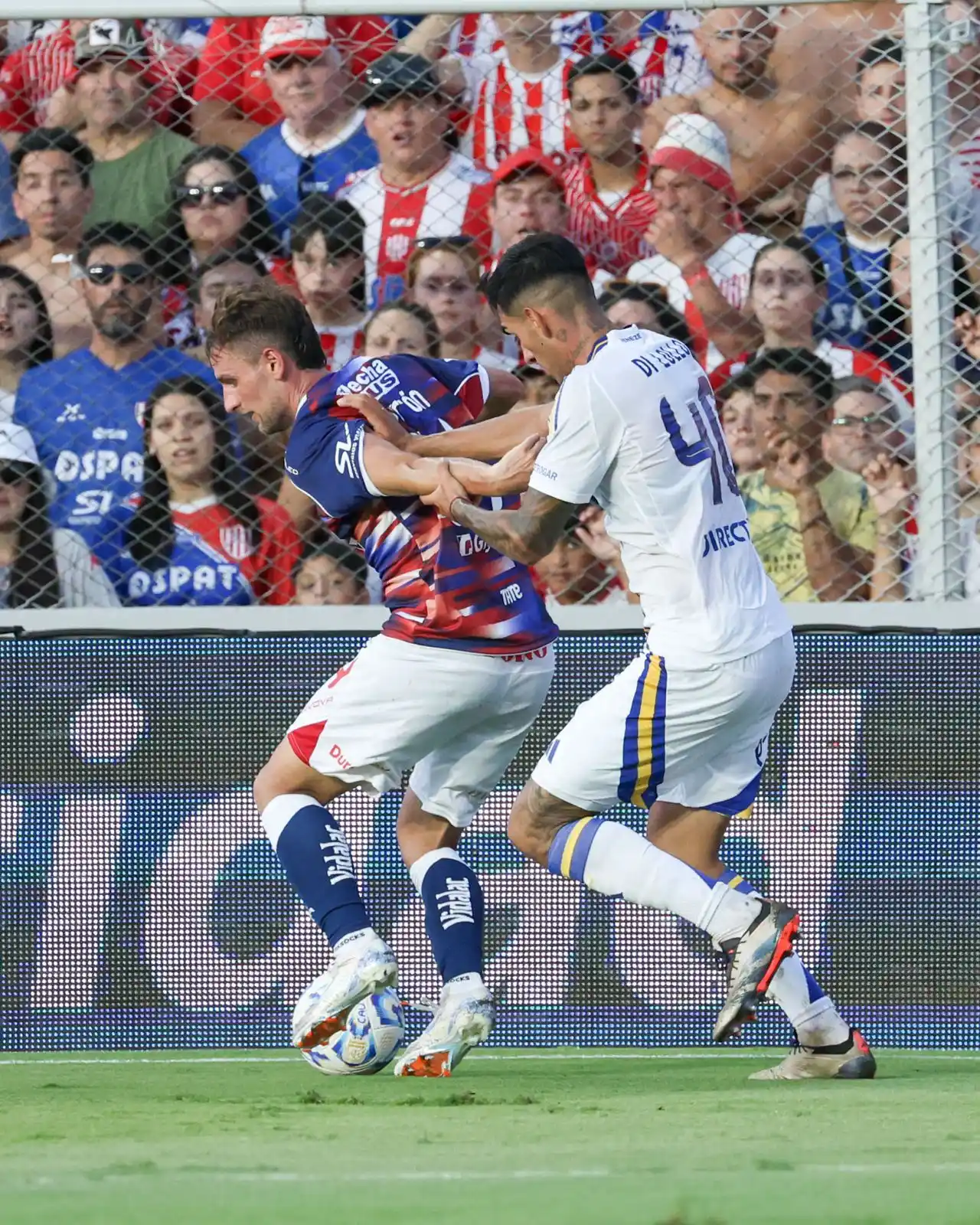 Mauro Pittón juega de espaldas a Di Lollo.