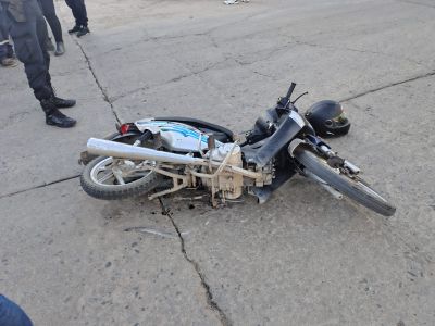 Dos tripulantes de una moto hospitalizados tras chocar contra un auto en Venado