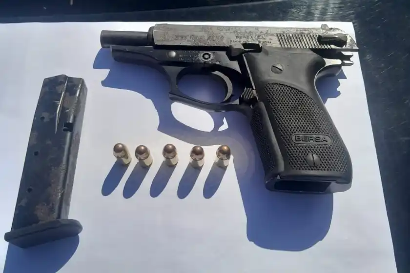 Descubrieron a un adolescente de 15 años disparando un arma al aire