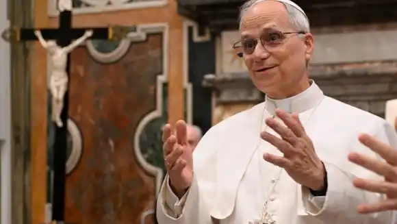 DAN A CONOCER la FOTO OFICIAL de León XIV: con su firma en latín y la cruz relicario