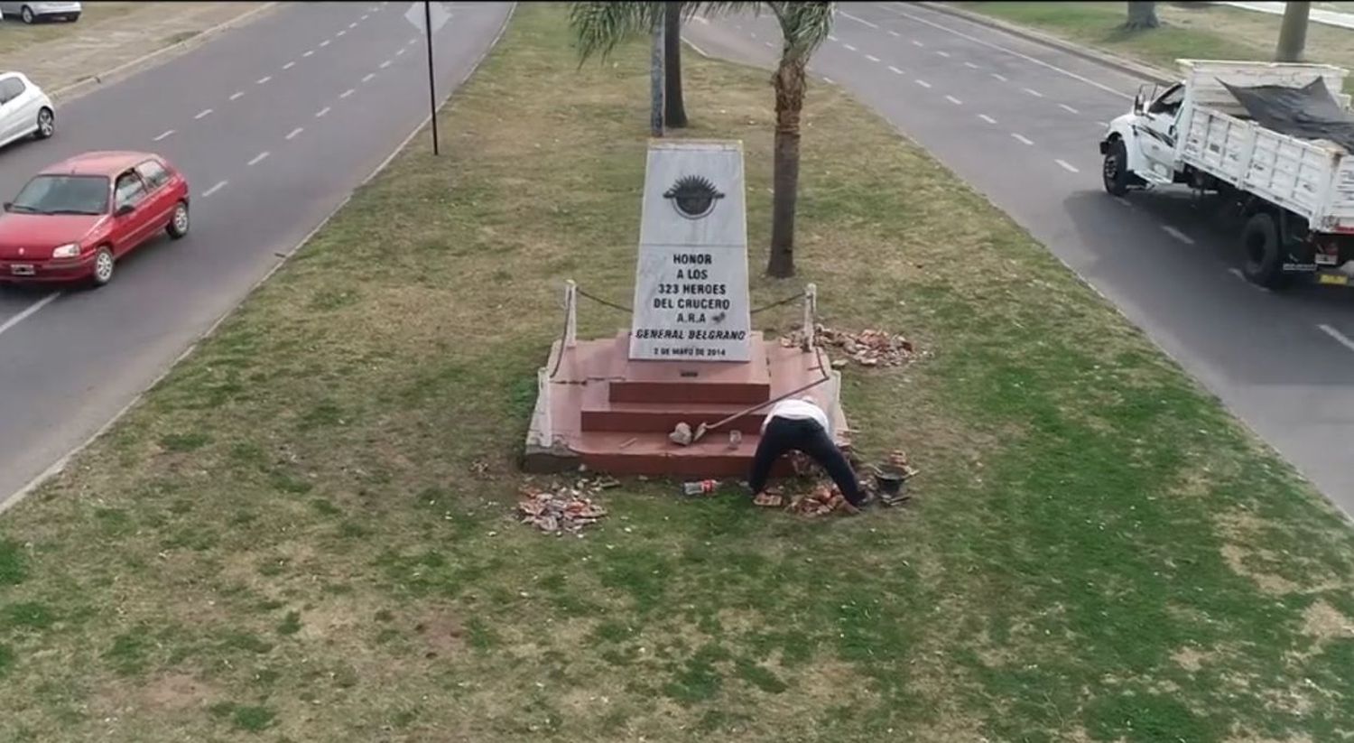 Ex combatiente de Malvinas reparó el monumento al ARA General Belgrano