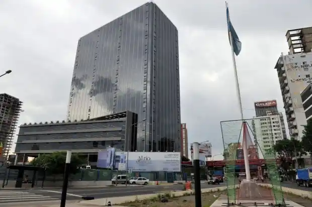 Vicente López: Denuncian a Macri por falsificación y a diario La Nación "por dejar sin luz a todo el barrio"