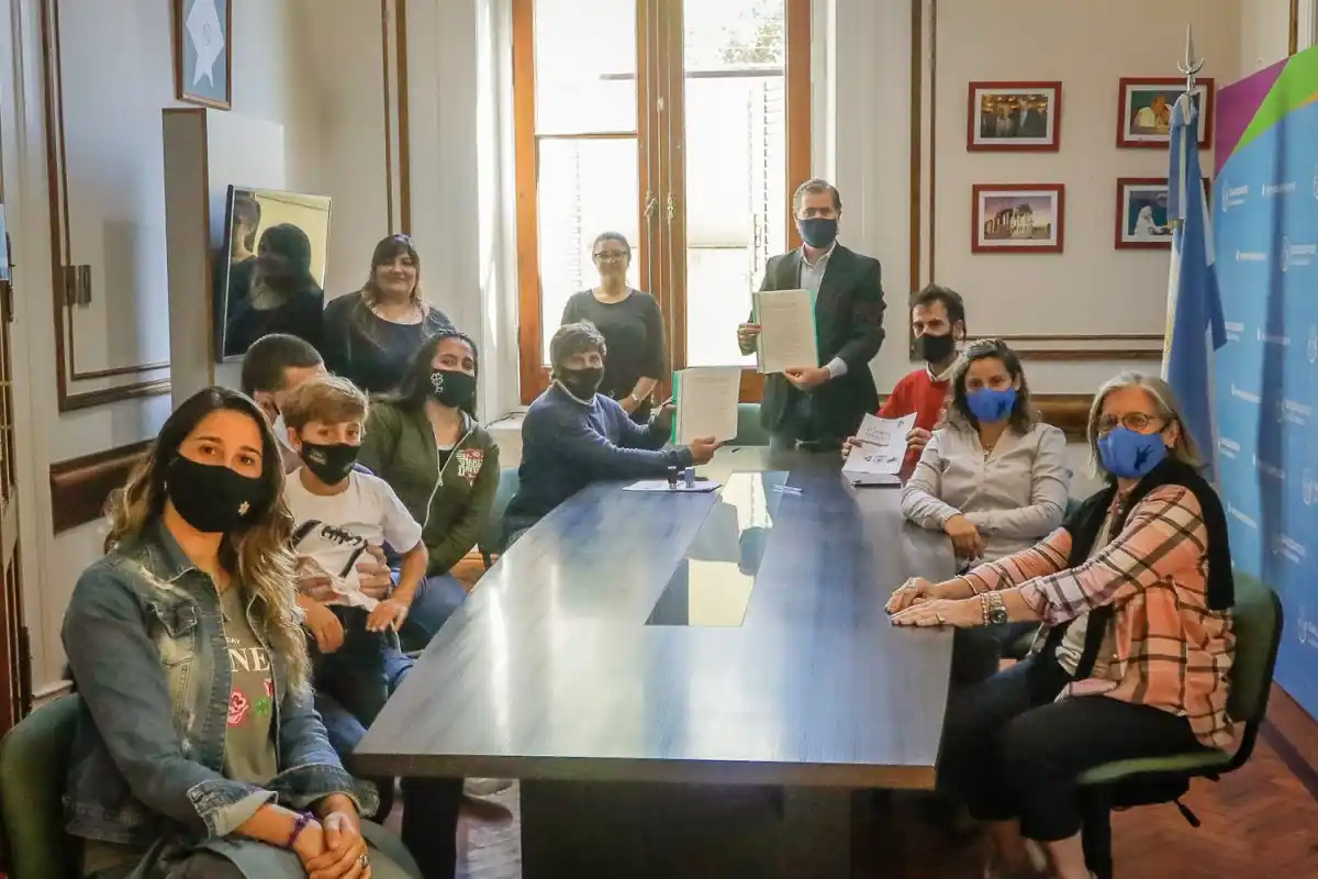 Piaggio firmó un convenio con la Asociación de Sordos de Gualeguaychú