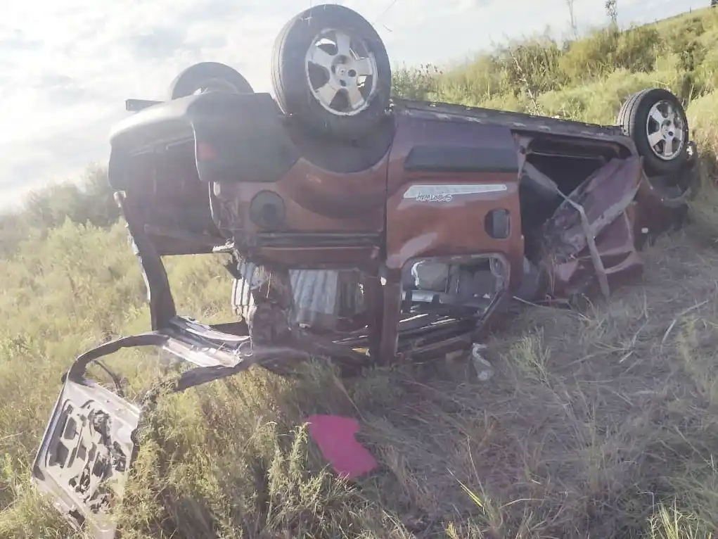 Una mujer fue trasladada al hospital tras volcar con su automóvil