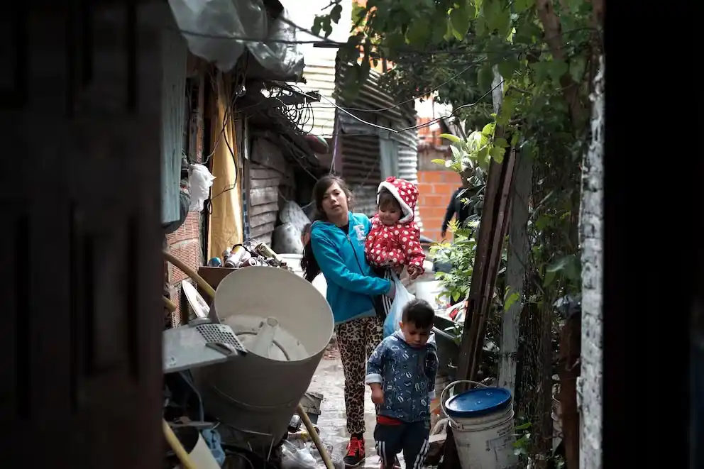 El monto que necesita una familia tipo para no ser pobre, sigue pareciendo difícil de alcanzar para los hogares de menores ingresos.