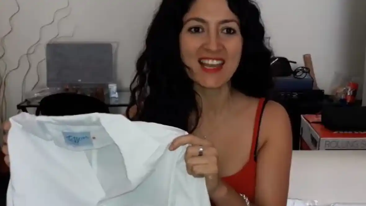 Una concejal salteña sorteó bombachas y alcohol y saludó a los estudiantes usando una bikini