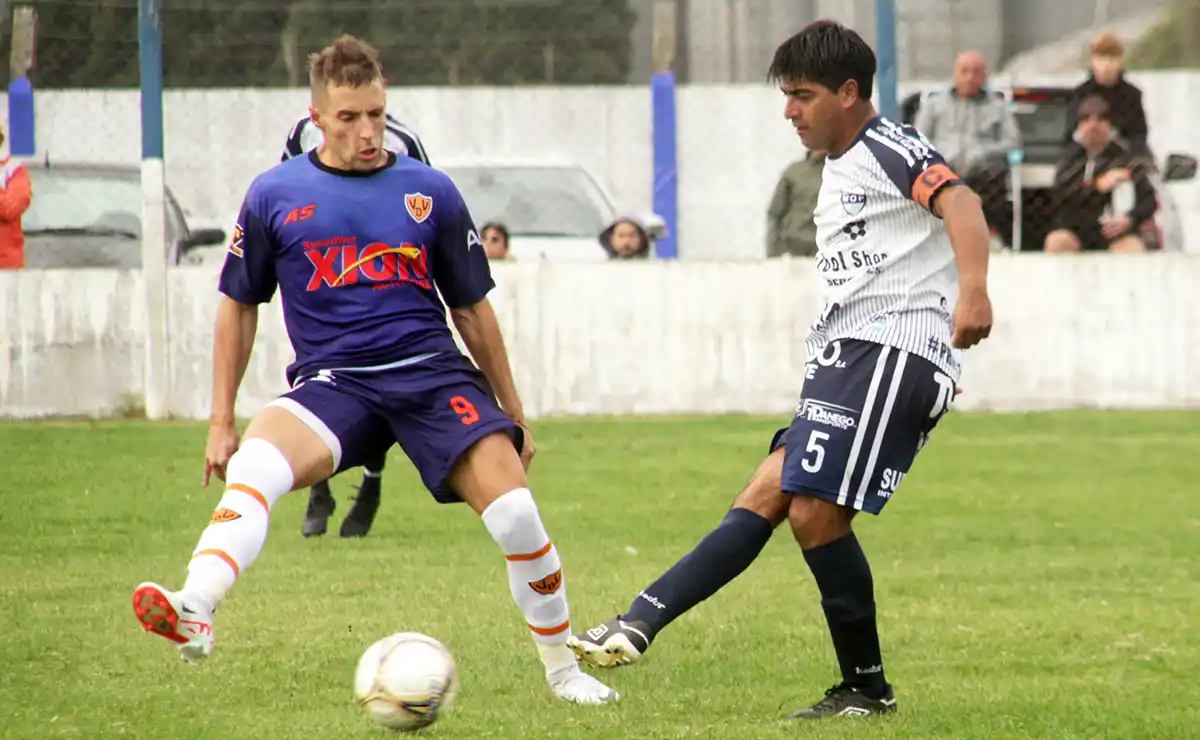 Pase de Sergio Adrián Deguer, ante la marca de Fernando Montes