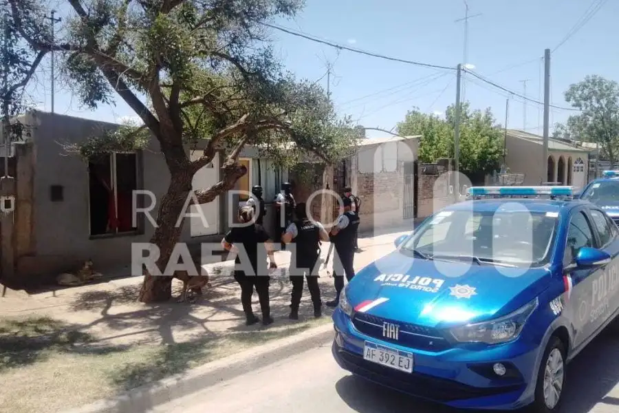 Efectivos policiales en el domicilio