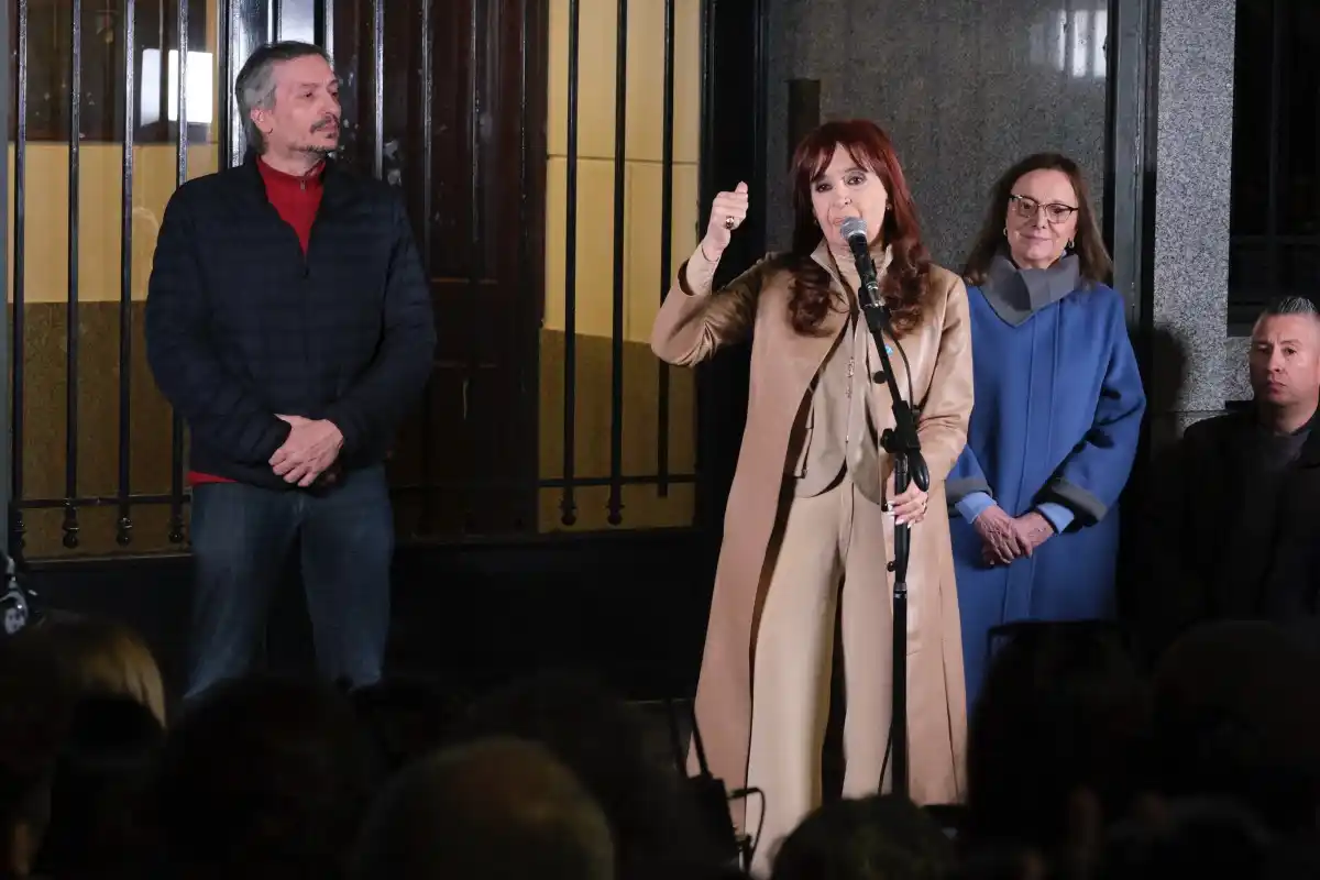 Cristina Kirchner pide cumplir la condena en su domicilio en Argentina: denuncia «persecución» ante CPI