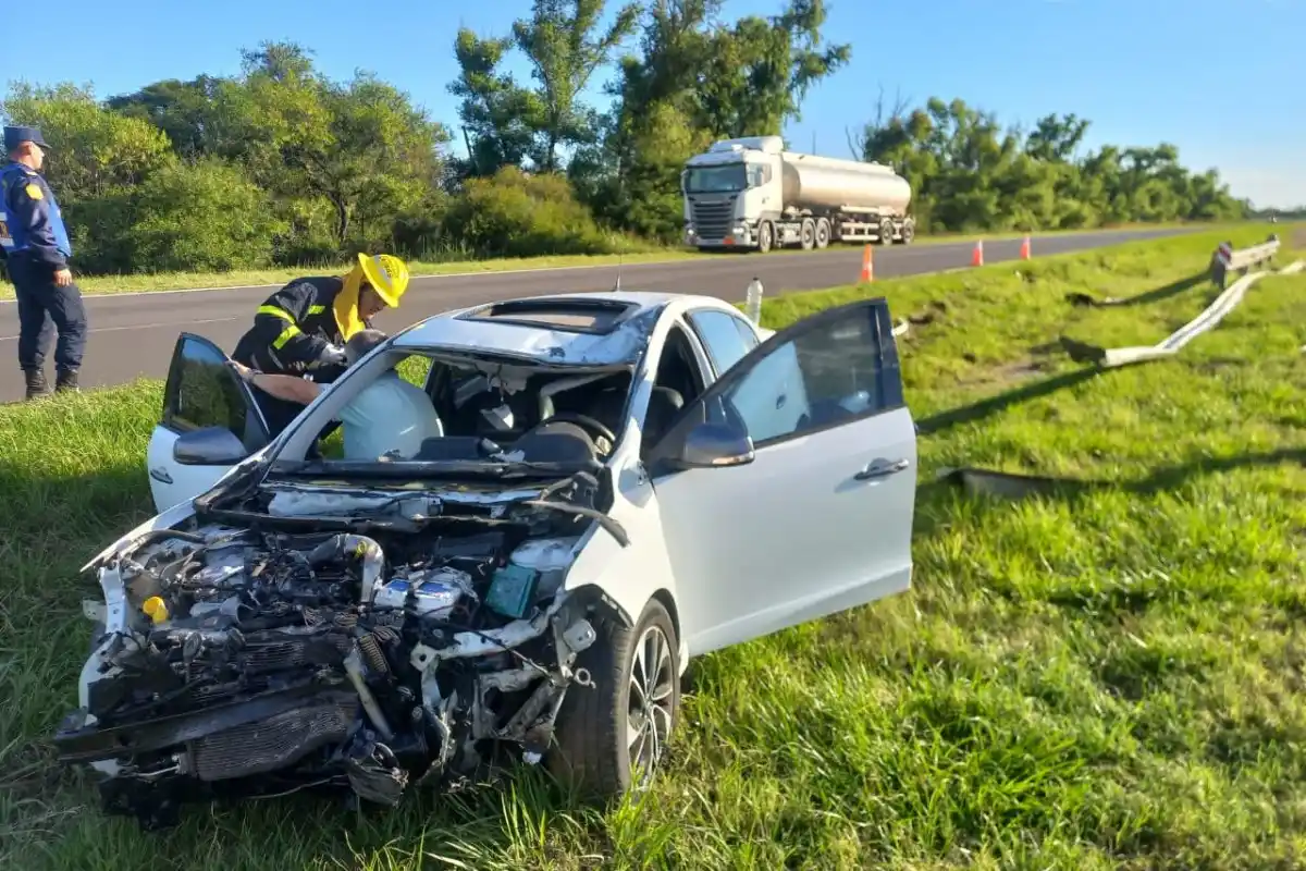 Hospitalizaron a un hombre tras chocar una barrera en la ruta 12