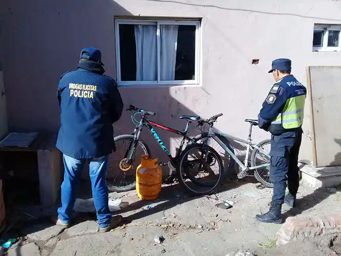 Hallaron bicicletas que fueron robadas y drogas