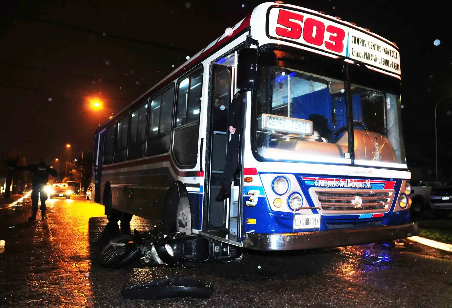 Un motociclista de 13 años sufrió heridas al colisionar con un colectivo