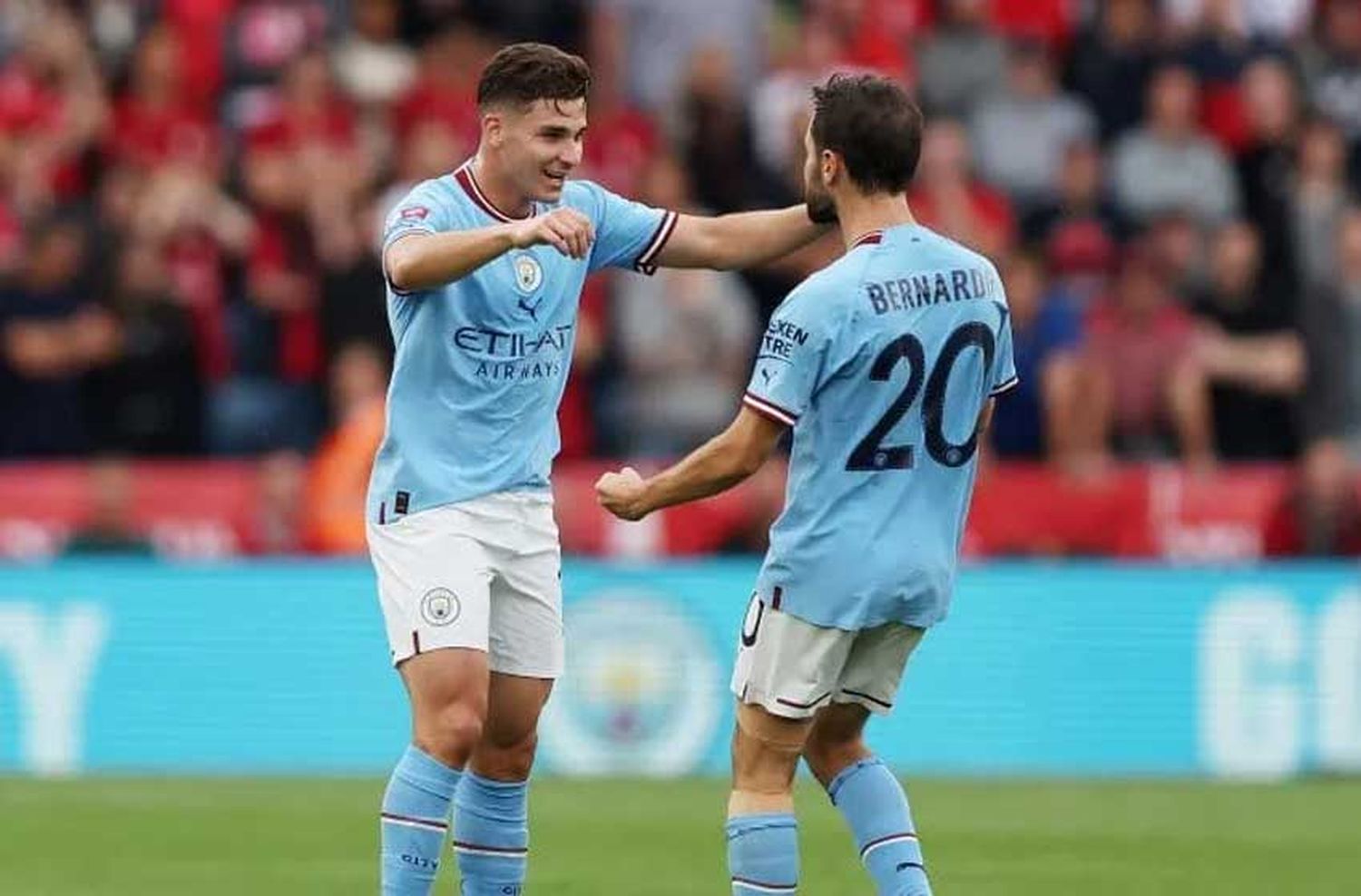 Julián Álvarez debutó en la red en Inglaterra pero el Manchester City perdió la final ante Liverpool