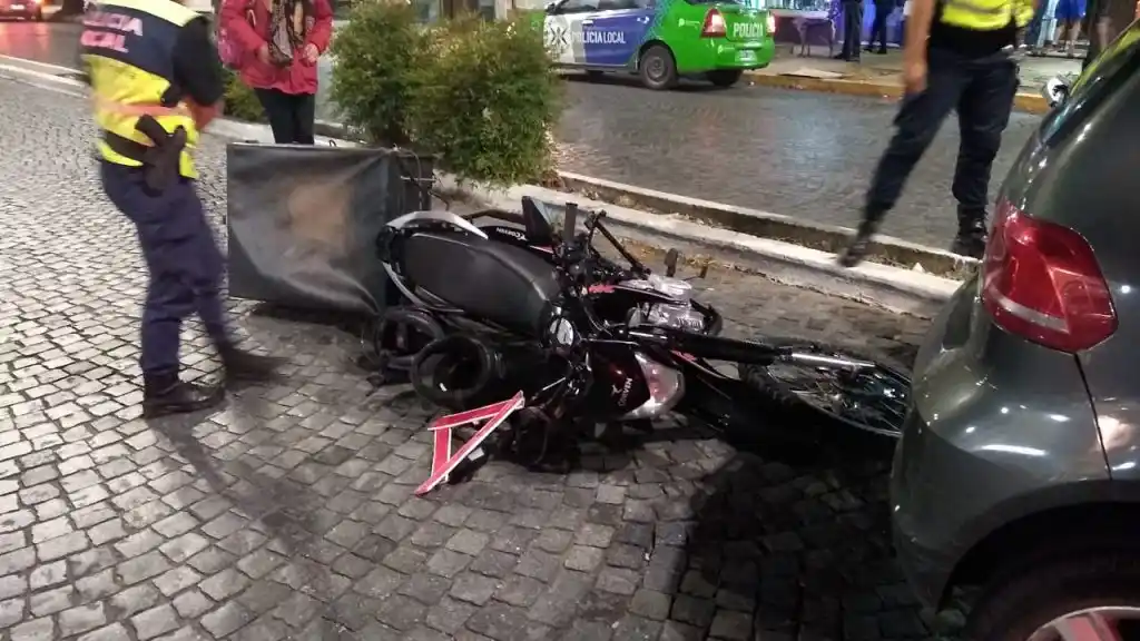 Un auto chocó a una moto e hirió a las dos  personas que iban a bordo y se dio a la fuga