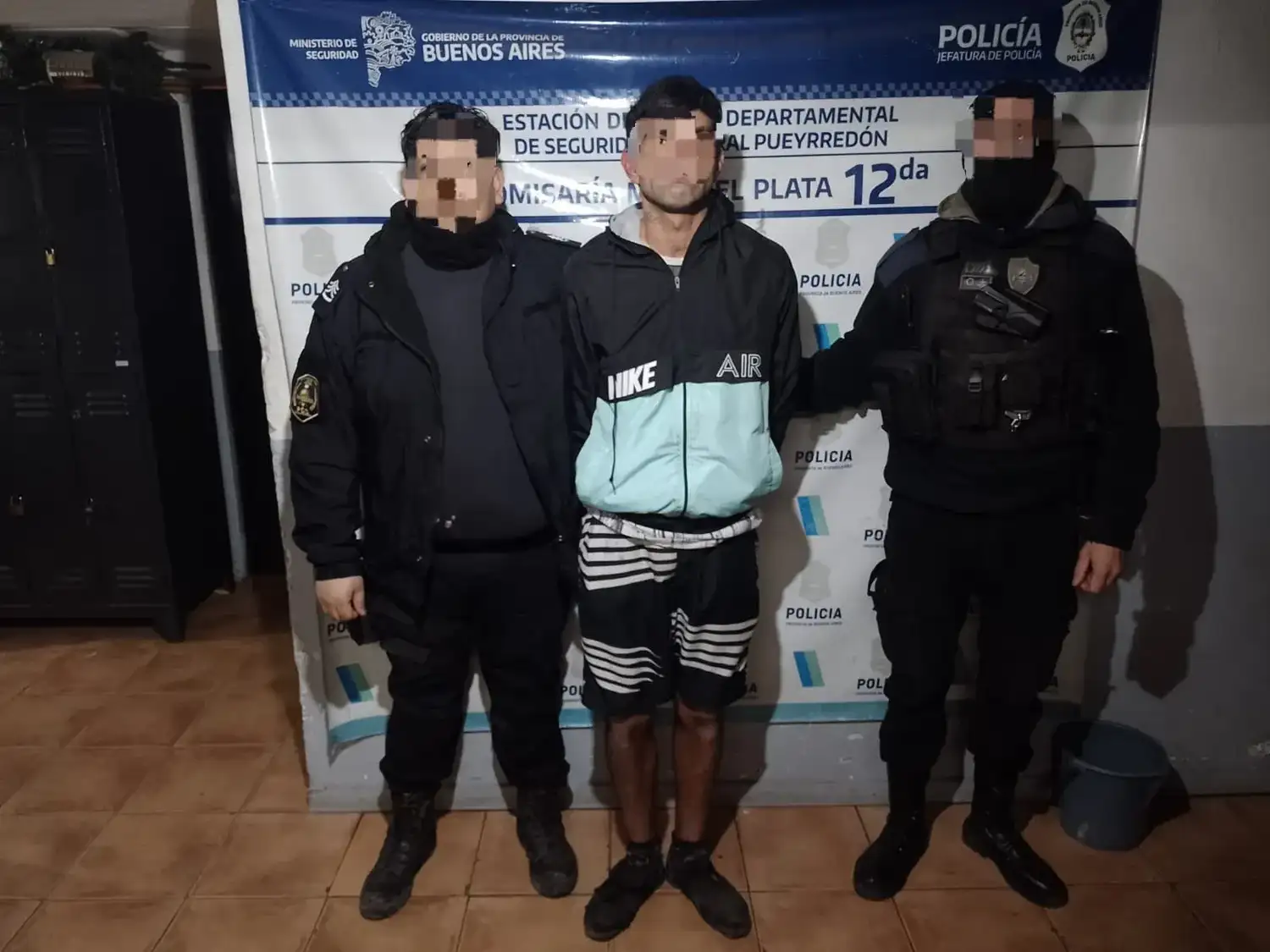Lo siguieron tras intentar ingresar a una vivienda y terminó aprehendido con una réplica de arma
