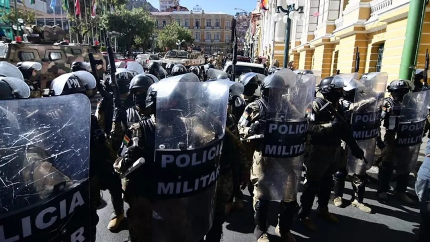 "Están los tres comandantes de las fuerzas, hemos venido a manifestar nuestra molestia", aseguró el general Juan José Zuñiga.