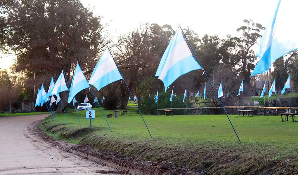 Unos 1.500 alumnos prometen a la Bandera