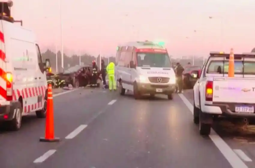 Dos heridos tras impactante choque entres dos autos en la autopista Rosario-Córdoba