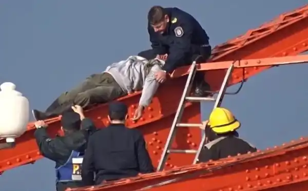 Video: Así abortó la Policía un nuevo intento de suicidio en el puente
