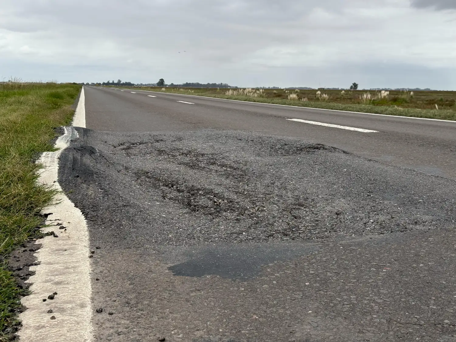 Evidente mal estado de la cinta asfáltica en el Ruta 33.