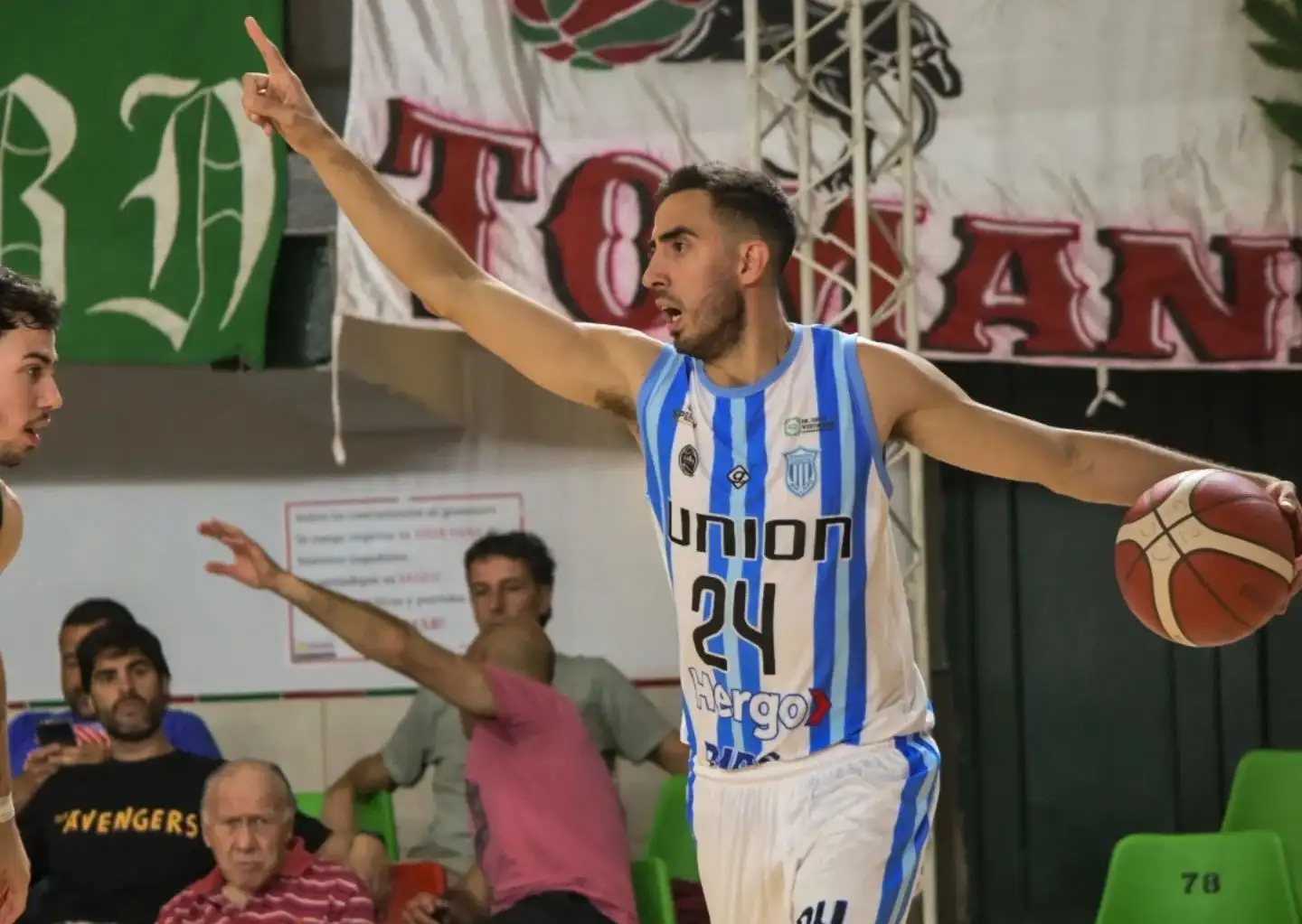 Alejo Britos conduciendo al equipo. (Foto: Prensa Ciclista)
