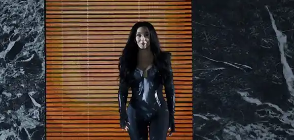 Cher presume el anillote que le dieron a sus 76 años