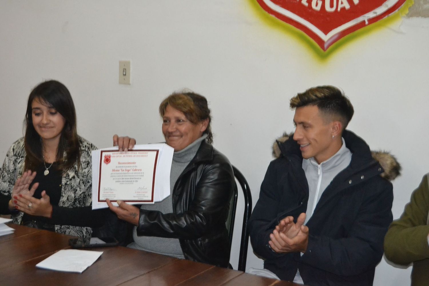 Silvina Cabrera exhibiendo el recordatorio que le entregó la doctora Keila Nazar en nombre de la Liga Departamental. Se la vió muy emocionada a "La Gogo" y más con la presencia de su hijo Lisandro Martínez.