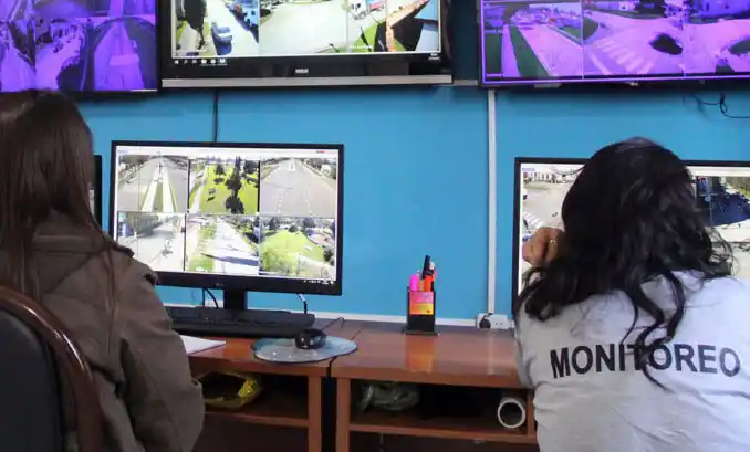 Avanzan en la instalación de 30 cámaras de monitoreo