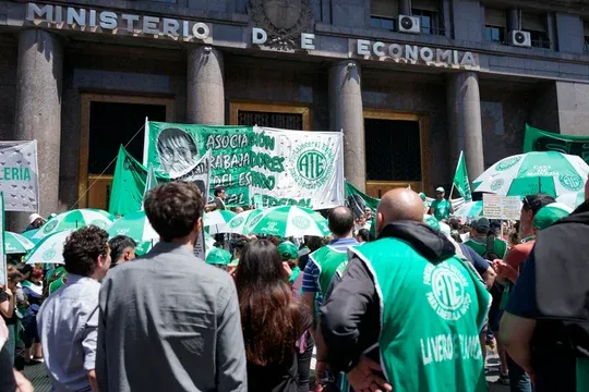 Resolvieron el pase a disponibilidad a 150 empleados de planta permanente del Ministerio de Economía