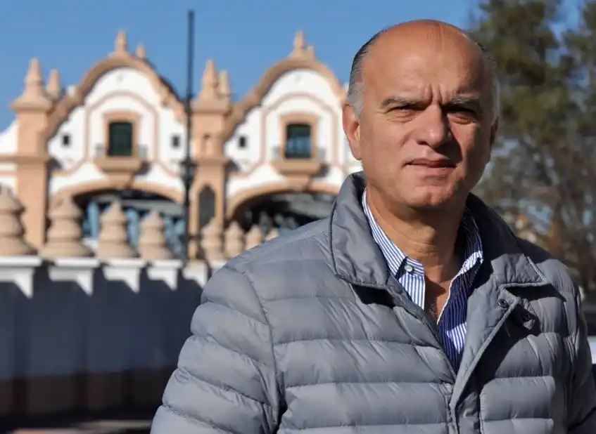 Lanús: Grindetti firmó un decreto para bajar el gasto y congelar la "planta política"