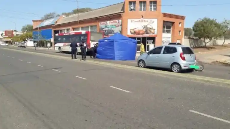 Trágica muerte de una motociclista en un insólito siniestro: chocó el espejo de un auto y la pisó un colectivo