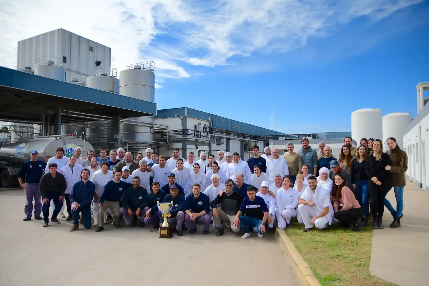 Todo el personal de Lactear festejando tras obtener el Copa Argentina al mejor queso con ojos que se eligió en TodoLáctea