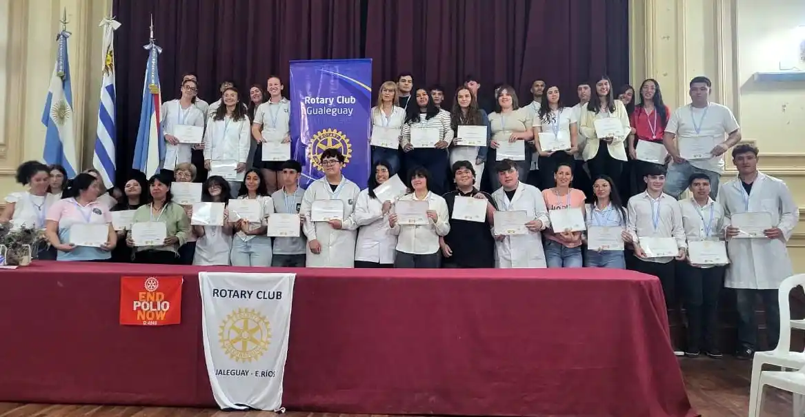 Entrega de reconocimiento a los Mejores Compañeros del Nivel Medio