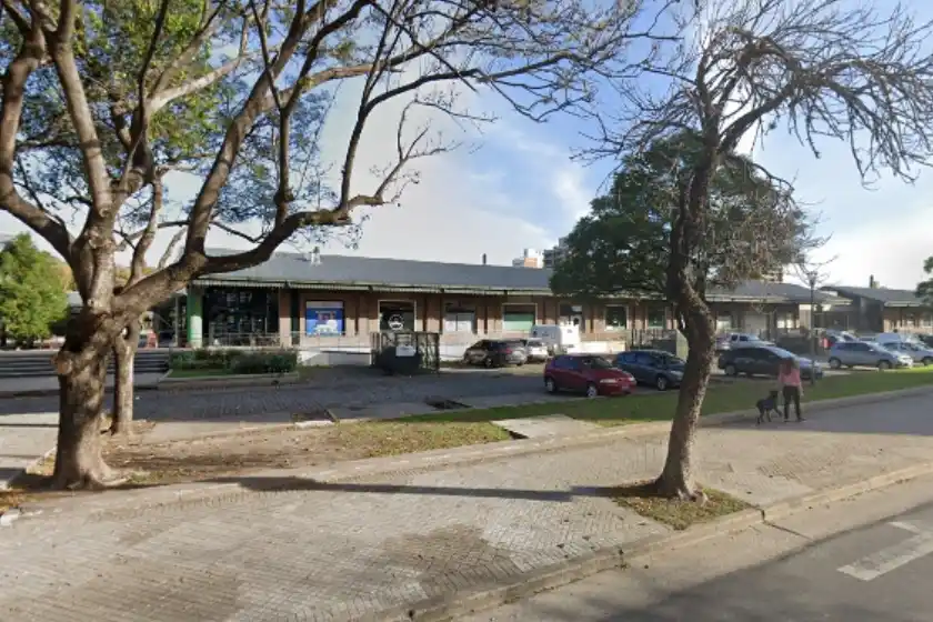 Descubrieron a tres menores de entre 12 y 15 años rompiendo vidrios en el Mercado del Patio