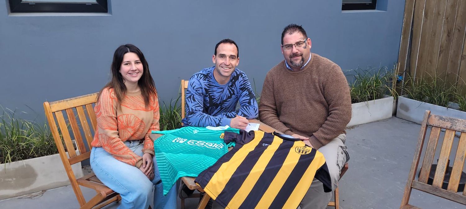 Michel y el presidente Pedro Cappelluti, en la firma del contrato. Con ellos, Ana Stagnoli, integrante de la Comisión Directiva. (Foto de prensa Santamarina).