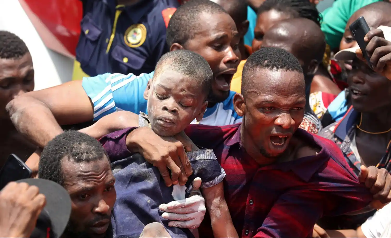 Nigeria: hay más de 100 nenes atrapados al derrumbarse un edificio escolar