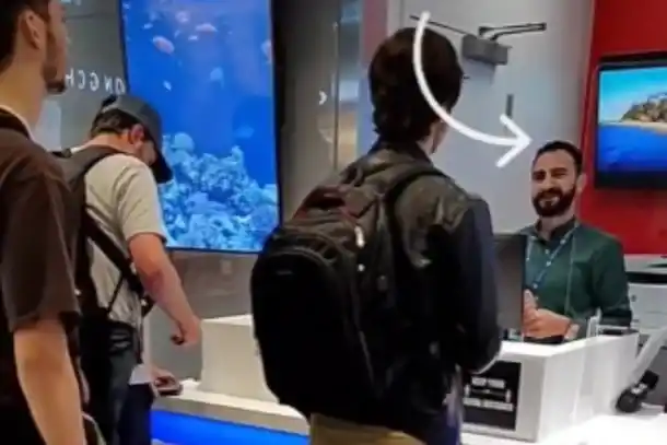 Quiso cambiar pesos argentinos en un aeropuerto de Estados Unidos y el cajero lanzó una carcajada