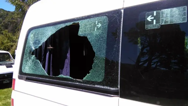 Así quedó la camioneta que trasladaba a Macri tras la agresión