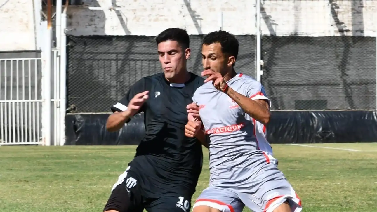 FOTO PRENSA LINIERS Seisdedos y "Pepi" Valenzuela, en el partido de ida.