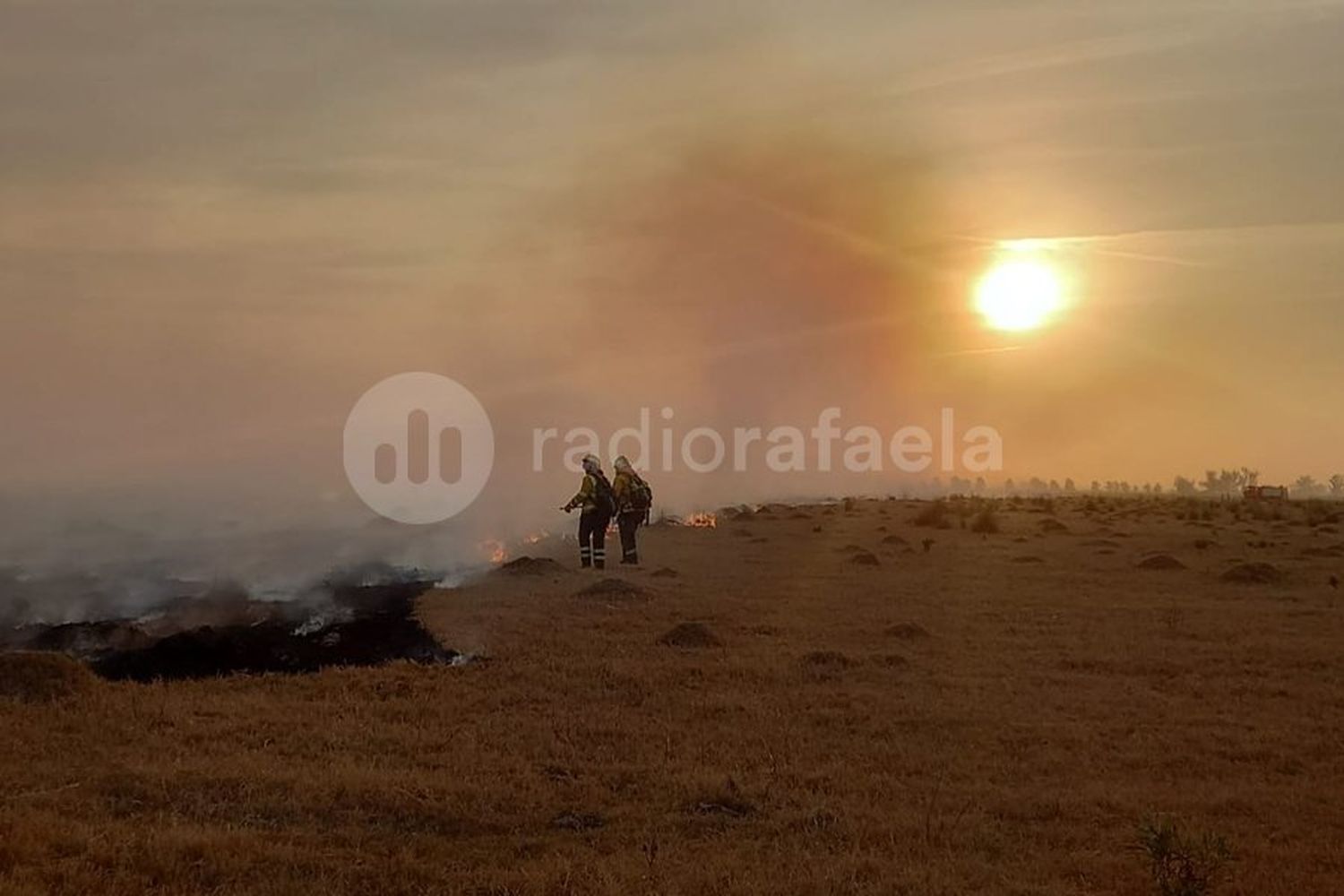 Grave incendio en Bella Italia con una importante quema de pastizales