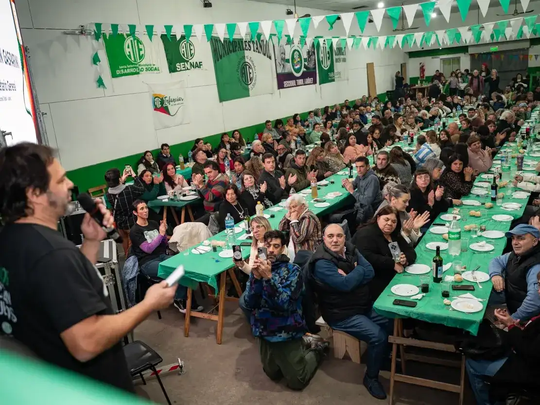 La actividad se desarrolló en un clima festivo, con un almuerzo compartido, importantes sorteos y el cierre musical de la histórica banda tandilense Ajenjo