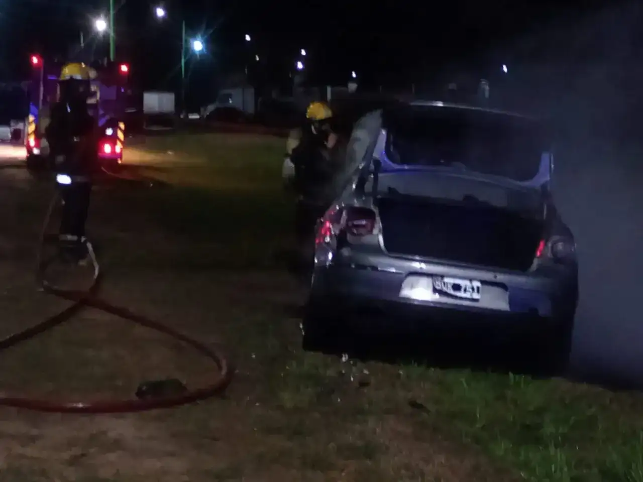 Se prendió fuego un auto cuándo transitaba en el acceso sur