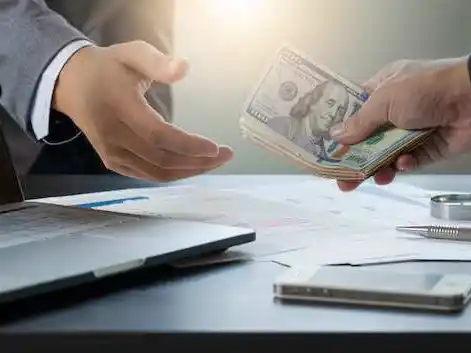 El tipo de cambio oficial quedó en posición para perforar el piso de $1.100.