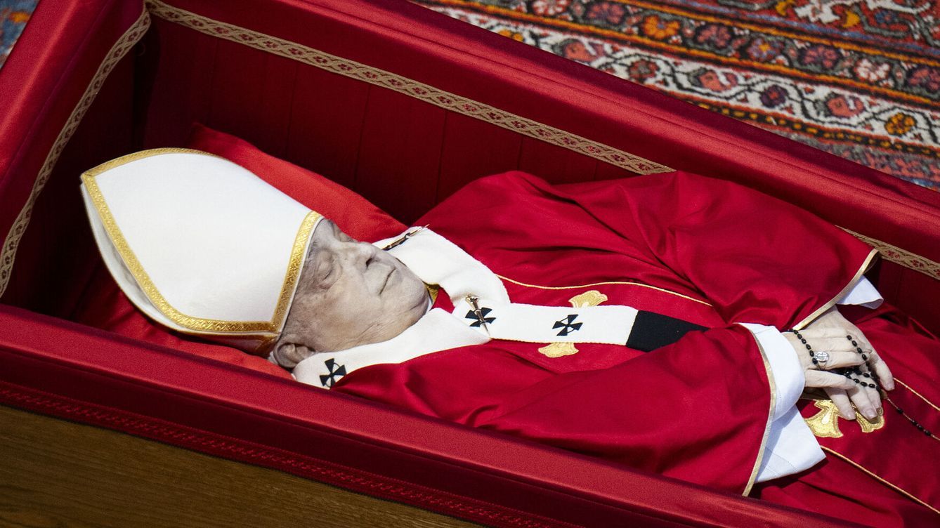 Los restos del papa son despedidos en la basílica de San Pedro.