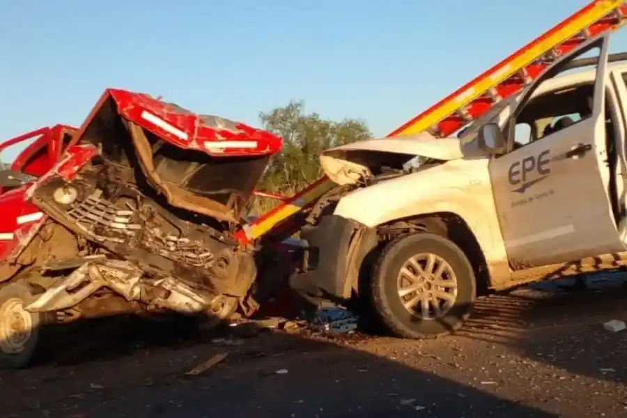 Fuerte choque con tres personas lesionadas: uno de los involucrados fue una camioneta de la EPE