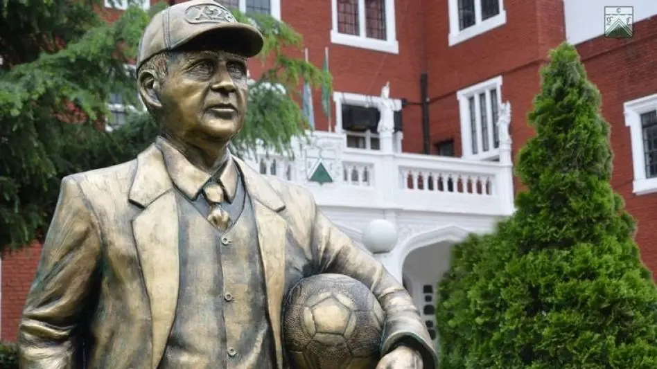 Ferro homenajeó a Griguol con ofrendas florales en su estatua de la sede social